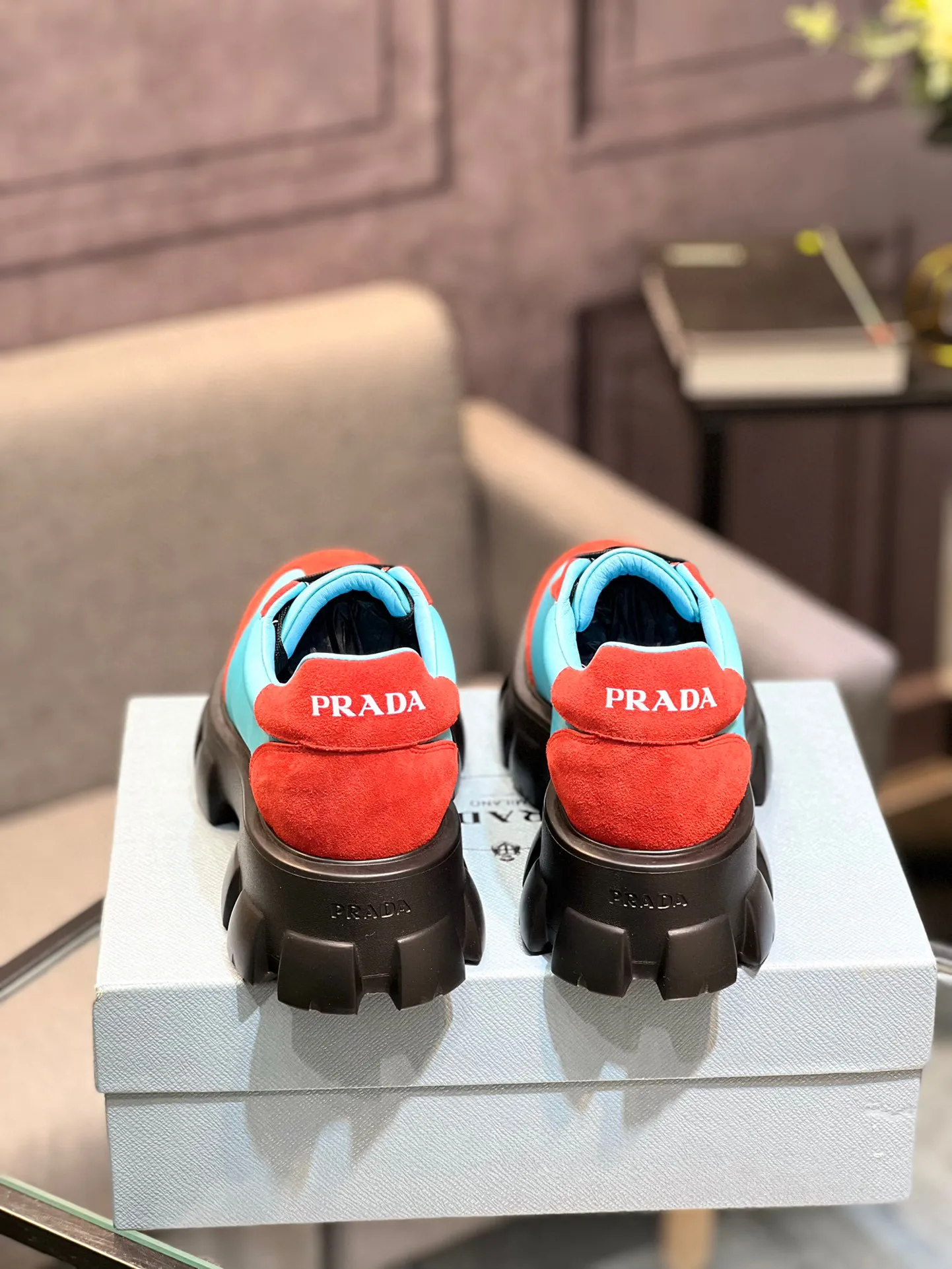 Men's shoes 💰540 Prada Latest 2025ss spring and summer catwalk series Thick-soled platform platform Casual sports shoes Couple style ☑️ Bold contrasting bright colors and fashionable combination Casual sports style design with exquisite details Classic personalized gear thick sole Increased comfort and unique modern trend style 🚩 Fabric: Cowhide ➕ Cloth Lining: Sheepskin Outsole: Original molded ultra-light foam material Sole thickness: 4.5CM Size: 35-45 (Female 40, Male 45, customized, non-returnable)